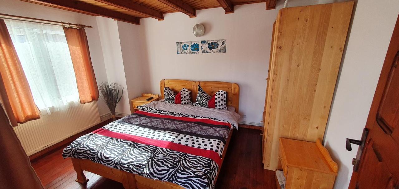 Casa Colt De Rai Villa Brezoi Exteriör bild