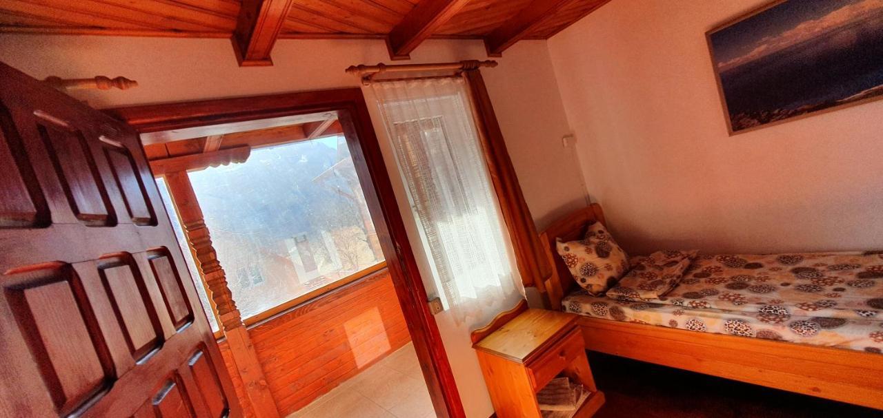 Casa Colt De Rai Villa Brezoi Exteriör bild