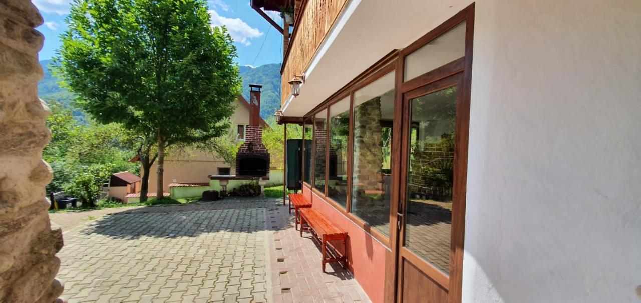 Casa Colt De Rai Villa Brezoi Exteriör bild